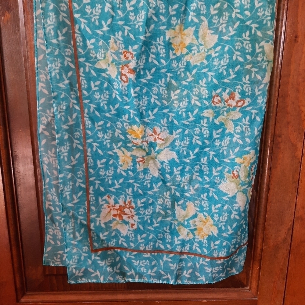 Vintage semi-sheer blue white floral print scarf - Picture 3 of 7